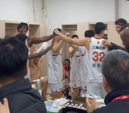 东契奇直言,肘部绷带束,缚明显,万博体育平台,万博体育官方网站,万博体育登录入口,万博体育app下载