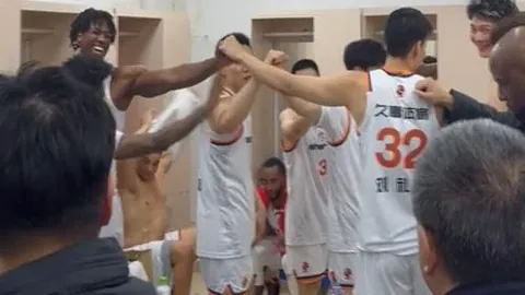 东契奇直言：肘部绷带束缚明显，康复指日可待